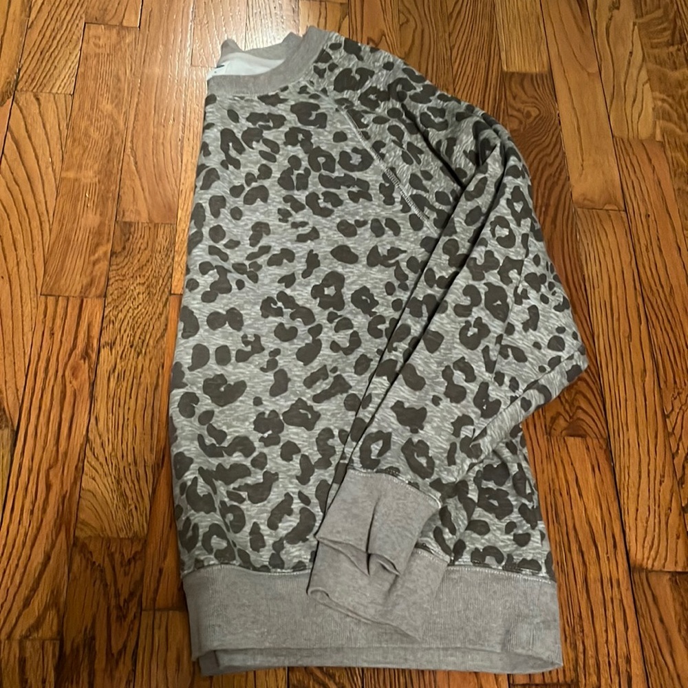 Xl cheetah print crew neck sweatshirt